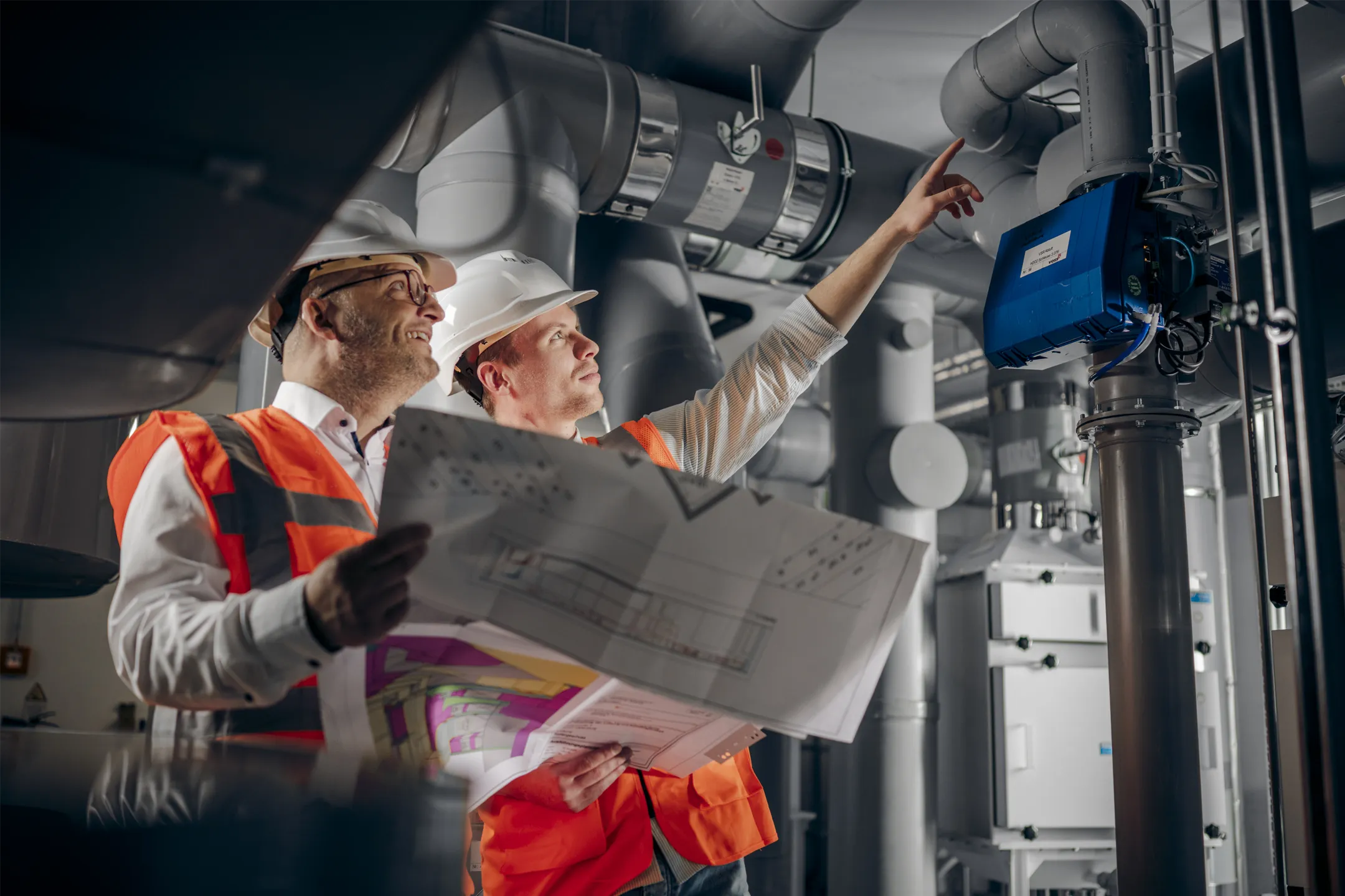 Ingenieure bei der Prüfung technischer Anlagen