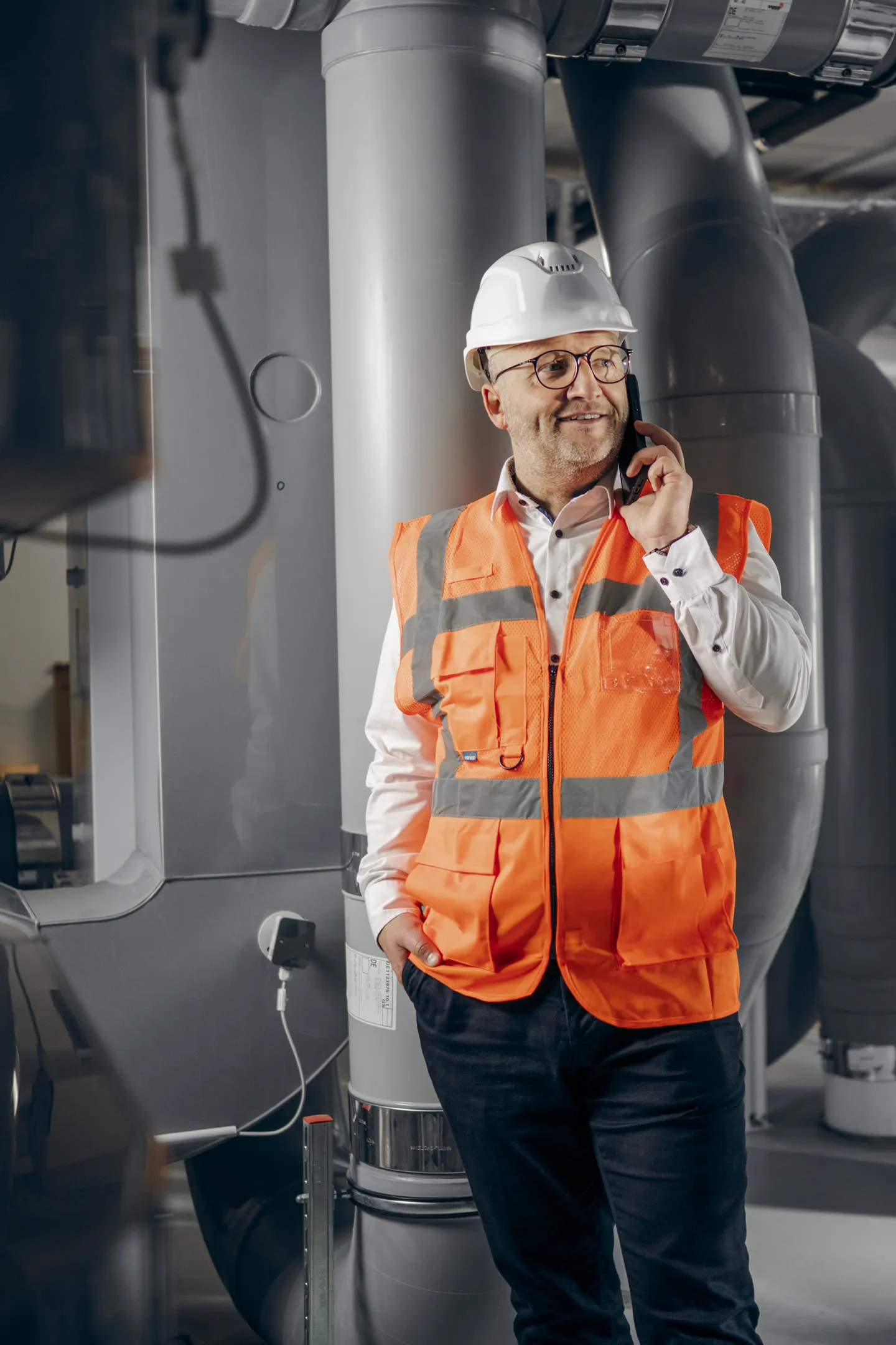 Bauleiter bei der Planung moderner Gebäudetechnik