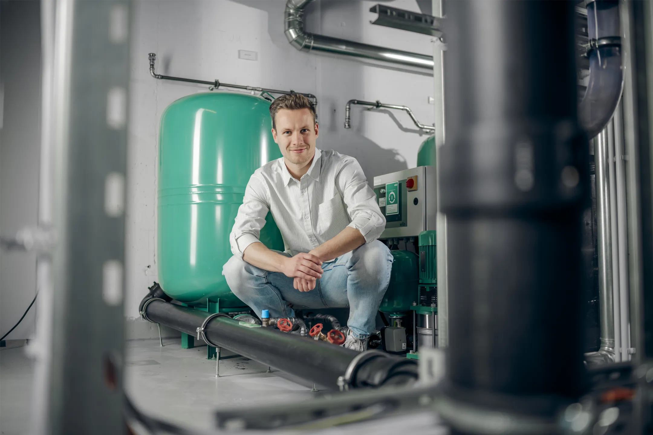 Ingenieur für technische Gebäudeausrüstung im Technikraum